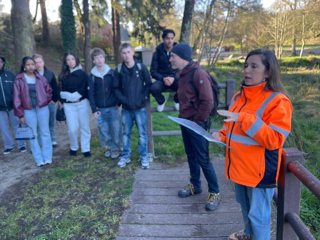 Le projet de renaturation de la rivière du Tohon expliqué aux élèves suédois et français